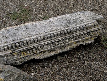 Linteau de porte sculpté